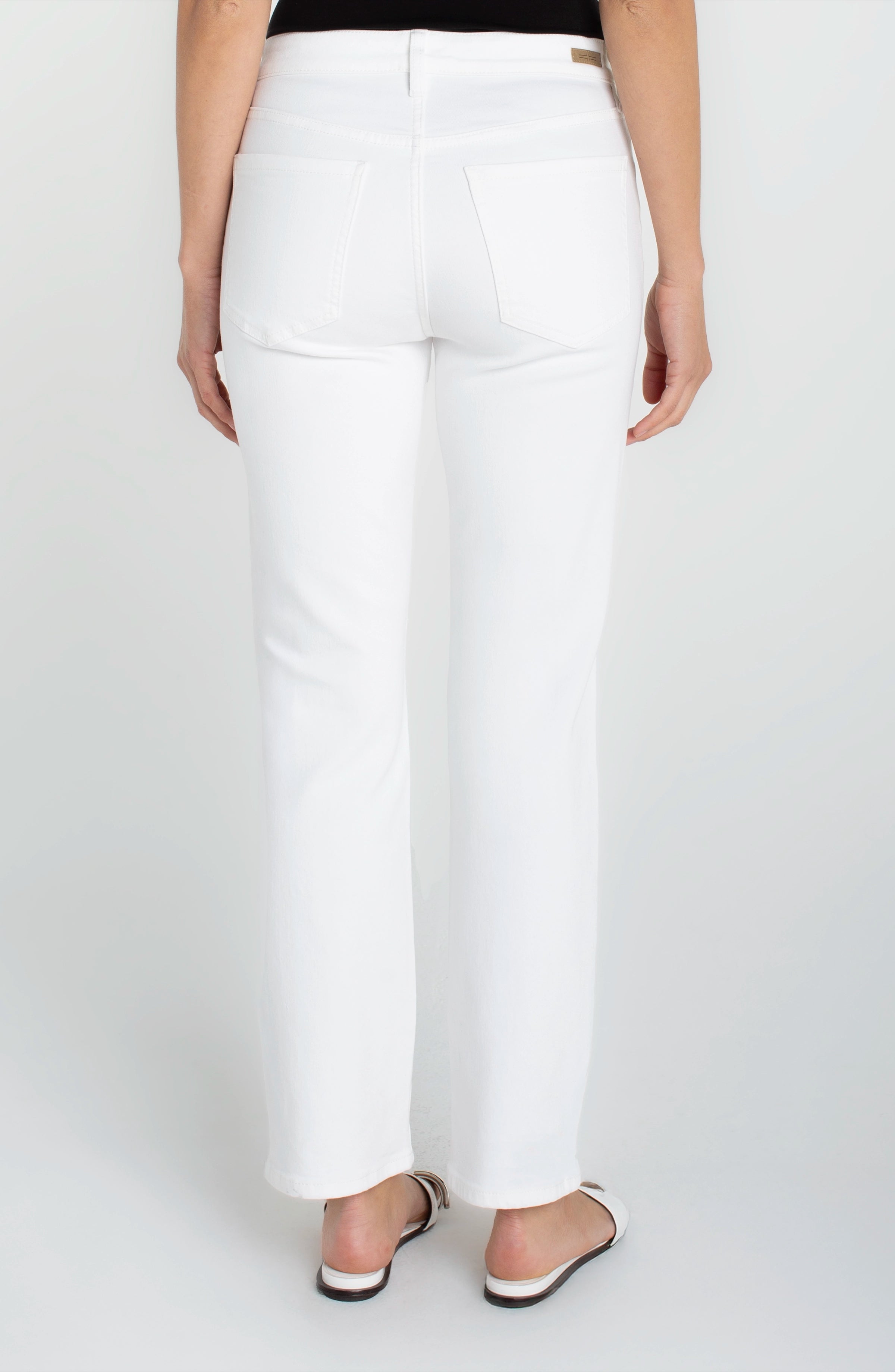 Liverpool Kennedy Straight Jeans at Ooh La La! in Grapevine TX 76051